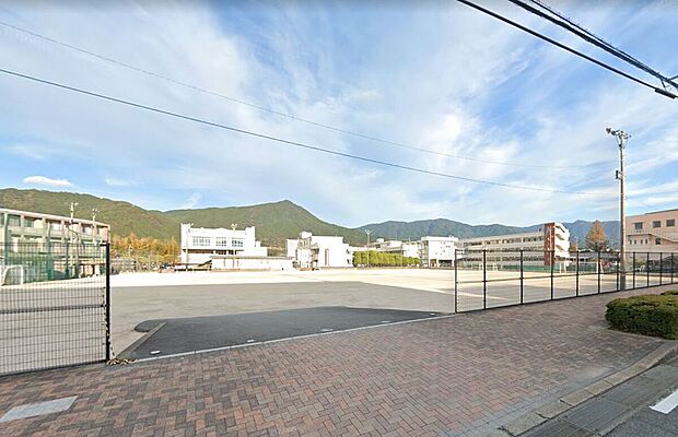 須恵町立須恵中学校（約1,700m）