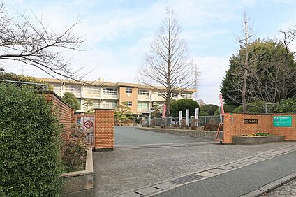 北九州市立穴生中学校 240ｍ(徒歩3分)