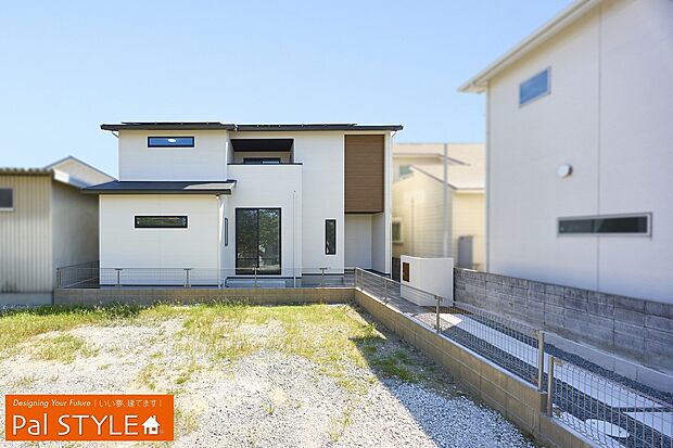 駐車2台可。急な雨でも安心な屋根掛けバルコニーです。