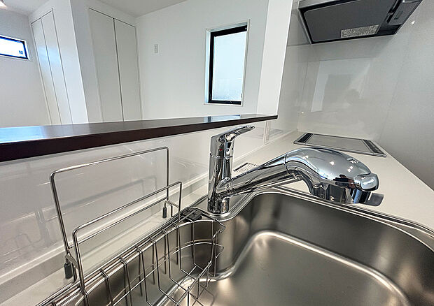 【浄水器】水道水に含まれる塩素、カルキ臭、サビ、トリハロメタンなどを除去できるため、健康に配慮したクリアな水を毎日手軽に使えます。