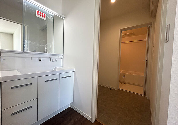 【洗面】三面鏡付きの洗面。正面だけでなく左右の鏡があることで、横顔や後ろ髪のセット、ヘアスタイル全体のバランスが確認できます。美容室感覚でセルフチェックが可能です。