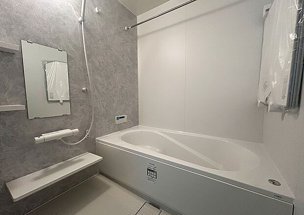 【浴室】グレーと白を基調にした浴室デザインは、近年とても人気があります。見た目の美しさだけでなく、実用性の面でも多くのメリットがあります。