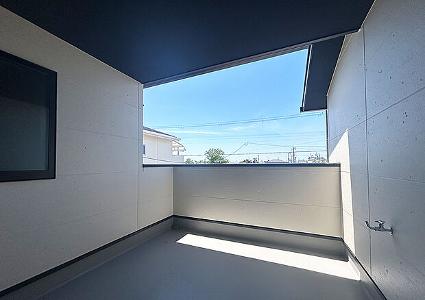 【バルコニー】水栓付きバルコニー。ガーデニングや家庭菜園をしている場合、水栓があることでバケツやジョウロに水を入れるのがとてもラクになります。室内からわざわざ水を運ぶ必要がありません。掃除にも重宝すると評判です。