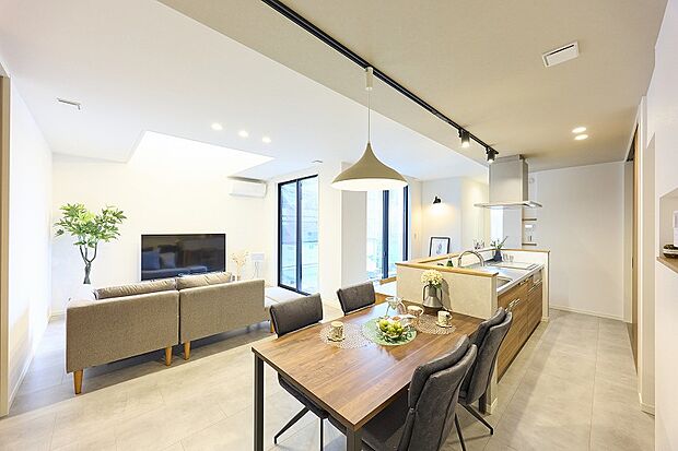 【―新野辺北町モデル― 】スタイリッシュな縦×横の立体空間が広がる“クールモダンスタイル”