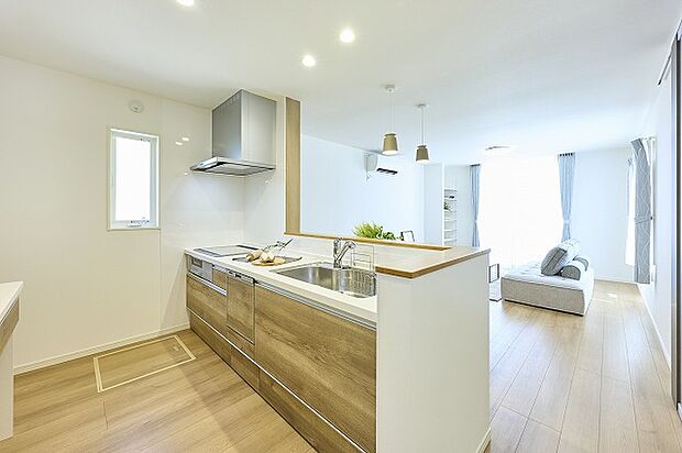 【キッチン（5号地）】自然光がたっぷり差し込む約17帖のゆったりくつろげる木目の綺麗なリビングです