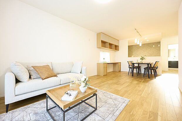 【内観(11号地)】床暖房は、床全体からじんわりと
温まるため、部屋全体が均一に暖かくなります。
ガスを使用するため、電気式に比べてエネルギー効率が良く、運転コストを抑えることができます。