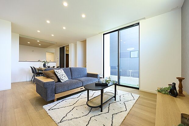 【内観(12号地)】床暖房は、床全体からじんわりと
温まるため、部屋全体が均一に暖かくなります。
ガスを使用するため、電気式に比べてエネルギー効率が良く、運転コストを抑えることができます。