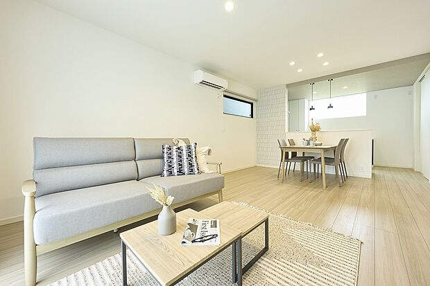 【内観(14号地)】床暖房は、床全体からじんわりと
温まるため、部屋全体が均一に暖かくなります。
ガスを使用するため、電気式に比べてエネルギー効率が良く、運転コストを抑えることができます。