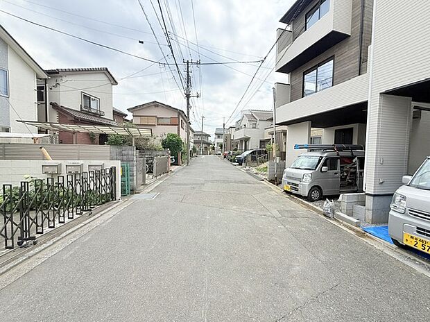 【前面道路】■外観、間取り、陽当たり、風通り、リビング、キッチン、駐車、スペース、眺望、街並み、周辺環境など、こちらの物件で毎日の暮らしに役立つポイント「知って納得」生活イメージを詳しく説明させて頂きます。