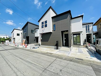 前面道路含む外観
