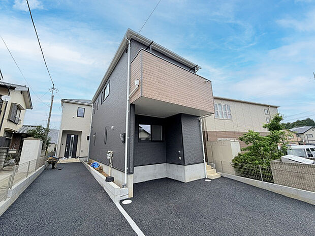 【現地外観】■外観、間取り、陽当たり、風通り、リビング、キッチン、駐車、スペース、眺望、街並み、周辺環境など、こちらの物件で毎日の暮らしに役立つポイント「知って納得」生活イメージを詳しく説明させて頂きます。