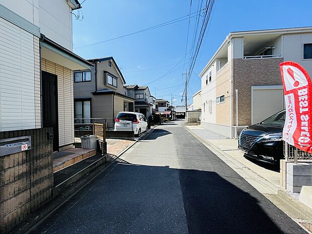 【前面道路含む現地写真】■外観、間取り、陽当たり、風通り、リビング、キッチン、駐車、スペース、眺望、街並み、周辺環境など、こちらの物件で毎日の暮らしに役立つポイント「知って納得」生活イメージを詳しく説明させて頂きます。