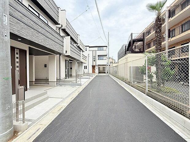 【前面道路】■外観、間取り、陽当たり、風通り、リビング、キッチン、駐車、スペース、眺望、街並み、周辺環境など、こちらの物件で毎日の暮らしに役立つポイント「知って納得」生活イメージを詳しく説明させて頂きます。