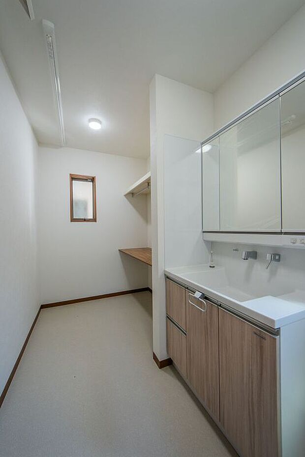 【2号地洗面室】約4帖ある広い家事楽の洗面室。カウンター付きだからママのメイク身支度もこちらで完了!天井に設置された物干しで室内干しもラクラク。アイデア次第で収納スペースとしても。家族の衣類を置いてもよさそうですね。