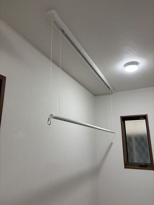 【天井収納物干し(ホスクリーン)】必要な時だけスルスルと下して使えます。雨の日や花粉対策などに強い味方。