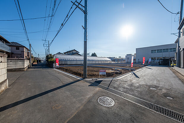 車通りの少なく見通しの良い道路と私道に面しており、車の出し入れもラクラク