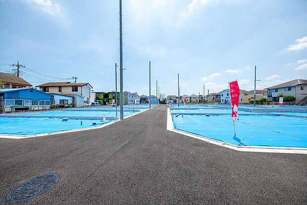 【現地外観】【西東京市、田無・花小金井アドレスに誕生した全25区画の新プロジェクト】周りに大きな建物が少ない第一低層住居専用地域にあり、青空が広がる分譲地です。