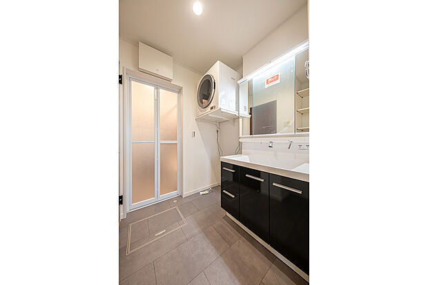 【8号棟/サニタリースペース】三面鏡の裏に収納空間を設け、家族一人一人の毎日の使い勝手にも配慮されたサニタリースペース