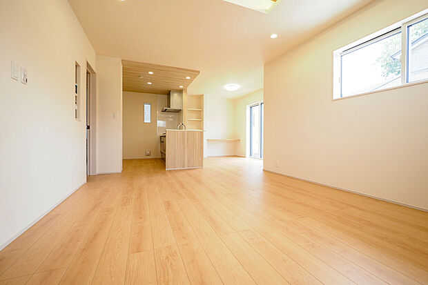 【1号棟/LDK】南西向きに面し、採光・通風良好なリビングダイニング