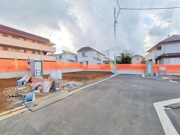 【前面道路含む外観】前面道路含む販売現地/7号棟