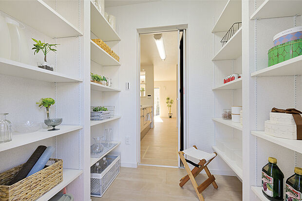 【パントリー】パントリーは全邸標準仕様(形状は各邸異なります)。箱買いした食品のストックや調理家電などを収納でき、いつもキッチンをスッキリとした空間に保てます。