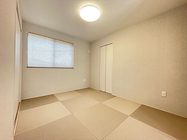 【【M棟　和室】】リビング横の6.0帖の和室です。半帖畳やプリーツスクリーンを活用し、和風モダンなデザインになっています。お子様の遊び場やお昼寝にも最適で、いつもお子様に目を向けてあげられます。