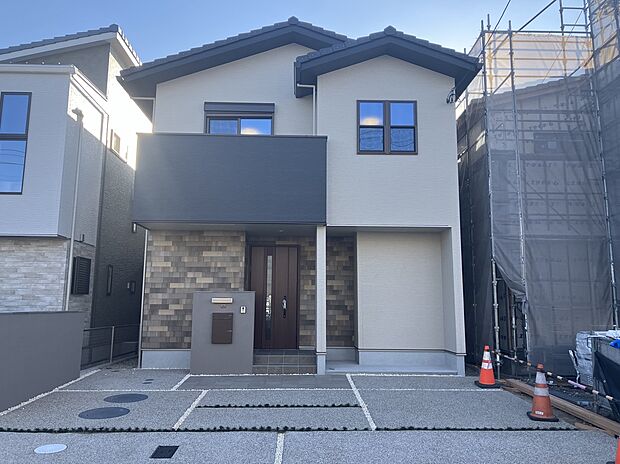 【【H棟 外観】】流行に左右されず、将来にわたって価値が継続する凛とした佇まい。おしゃれな雰囲気や自然の潤い、親しみやすさといった暮らしを豊かにしてくれる住空間です。