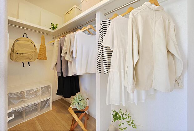 【【ウォークインクローゼット同仕様】】洋服はもちろん、お子様との思い出もたっぷりしまえるウォークインクローゼット。お子様の成長と共に増えていく荷物も楽々しまえる収納力!