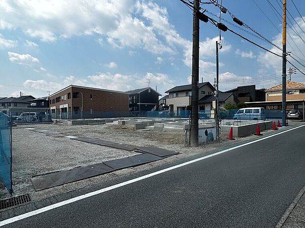 【【前面道路含む現地写真】】イオンモール長久手まで徒歩約14分、自転車約5分(約1080m)の距離。休日にはご家族連れで賑わうショッピングセンターで、お買い物もお食事も楽しめます。