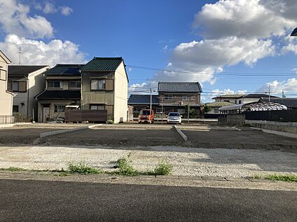 【前面道路含む現地写真】
