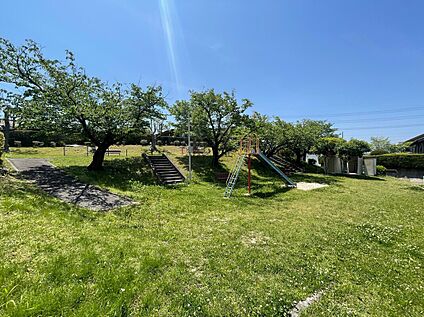 八幡児童遊園 約110m(徒歩約2分　自転車約1分)