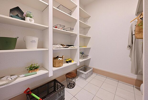 【【B-5棟　玄関収納】】ベビーカーや泥のついたおもちゃをしまうのに便利な玄関収納付き！キャンプ用品やサーフィン道具などもしまえ多趣味なご家族にもぴったり。