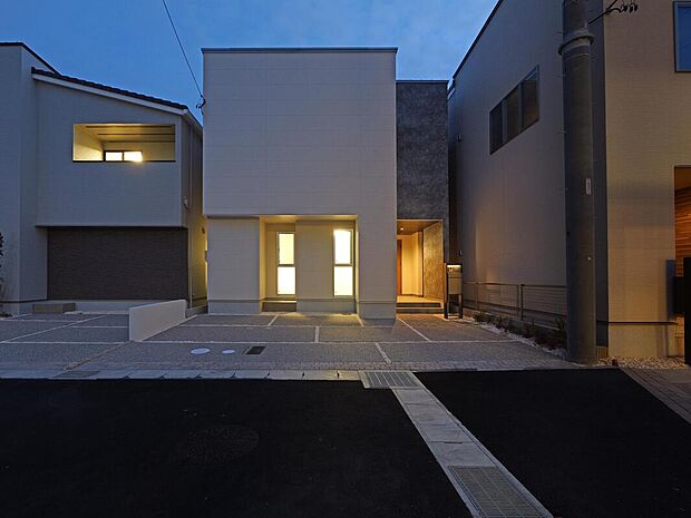 【【H棟 外観】】スタイリッシュでありながら温かみを感じる外観です。玄関ポーチにゆとりがあり、自転車やベビーカーも置けます。