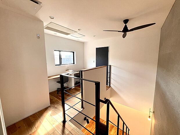 【2Fホール】2階ホールからも1階が見下ろせ、つながりのある空間に