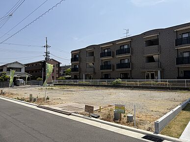 各号地、土地、標準仕様建物（消費税含）、標準外構費が含まれた金額です。 