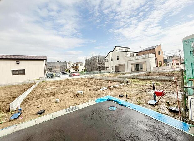 近くにはスーパーやドラッグストアなど生活に便利な環境♪教育施設も近く子育てにもぴったりな住環境となっております!