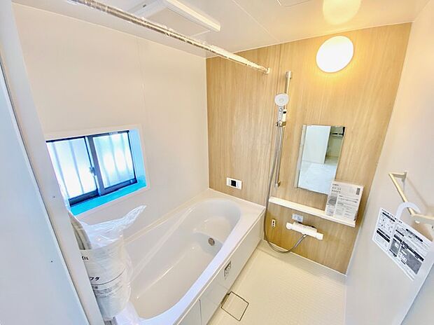 【浴室】一日の疲れをとるバスルームです。半身浴もできるバスタブでゆっくり湯船につかり心と体を癒しリラックスできます。