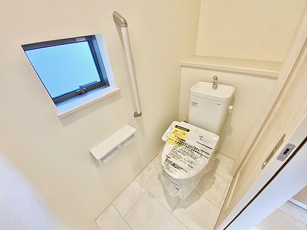 【トイレ】１階と２階には快適なウォシュレットトイレです。暖かい便座で寒い日も安心して使用できます。