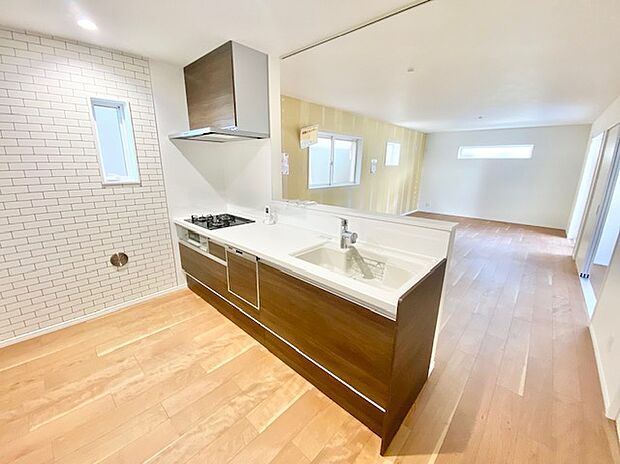 【キッチン】家族のコミュニティスペースです♪カウンターキッチンからお子様の様子も見れるので安心ですね♪