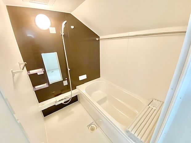 【浴室】一日の疲れをとるバスルームです。半身浴もできるバスタブでゆっくり湯船につかり心と体を癒しリラックスできます。