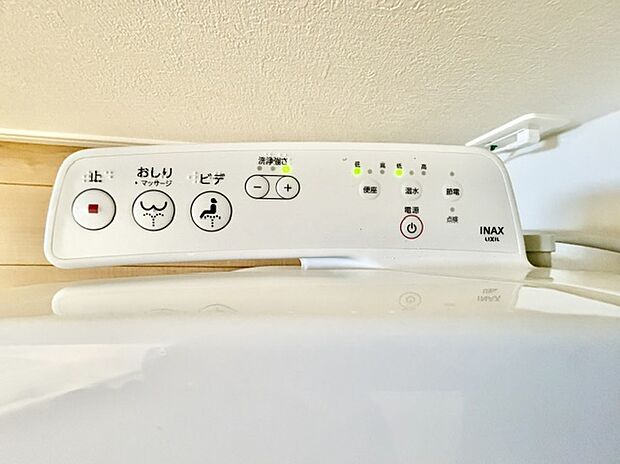 【温水洗浄便座】快適で衛生的なトイレ環境を提供する日本独自の高機能便座です。日常生活に欠かせない設備となっています。