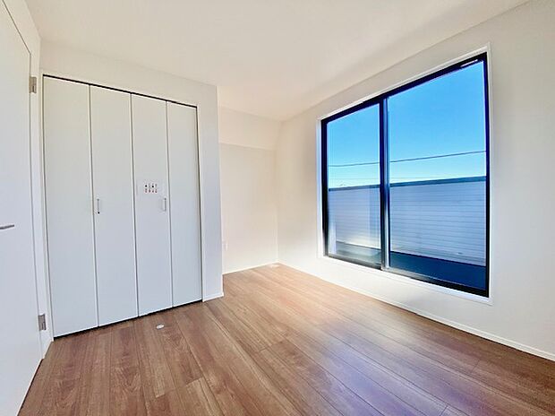 【洋室】部屋にはクローゼットを完備。レイアウトに困らない設計と採光のバランスが◎