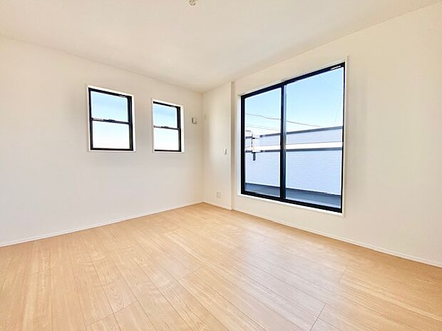 【洋室】2面採光の明るい室内は温もりを感じられるお部屋です。