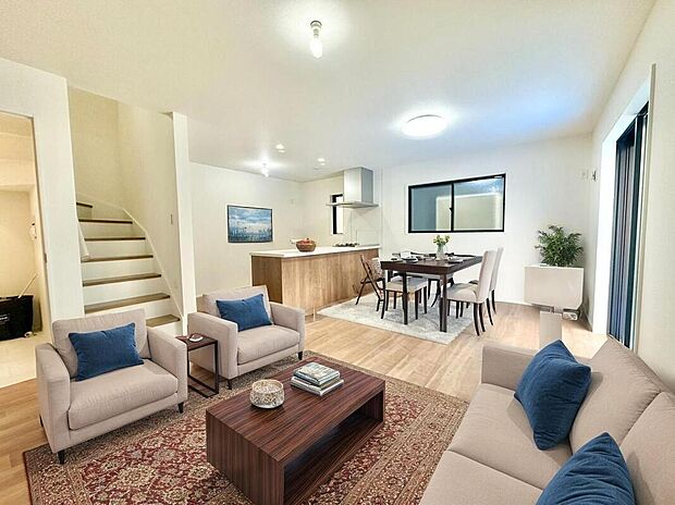 【リビングダイニング】採光良好なリビングは、ご家族が集まる憩いの場。居心地が良くご家族の会話も楽しめます。