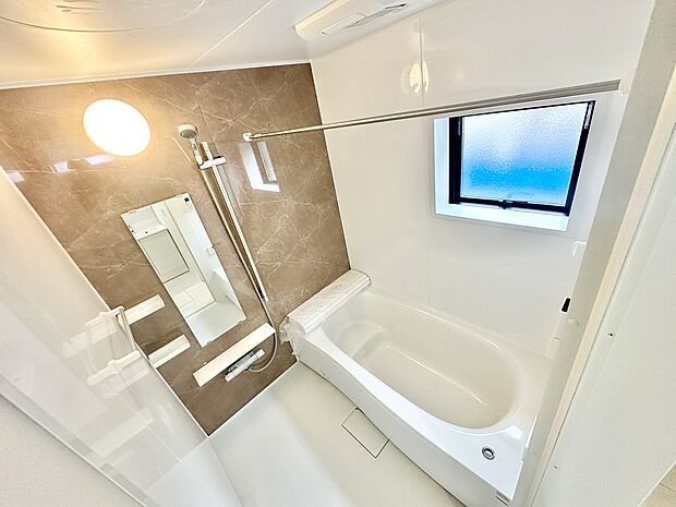 【浴室】一日の疲れをとるバスルームです。半身浴もできるバスタブでゆっくり湯船につかり心と体を癒しリラックスできます。