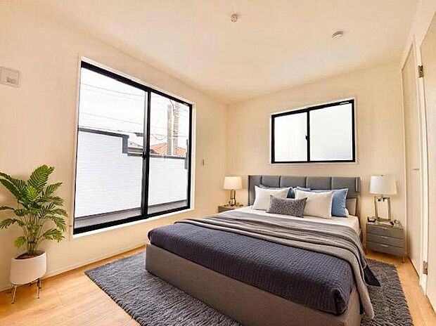 【寝室】ゆったりとした安らげる主寝室。リラックスできる空間で1日の疲れを癒してください。