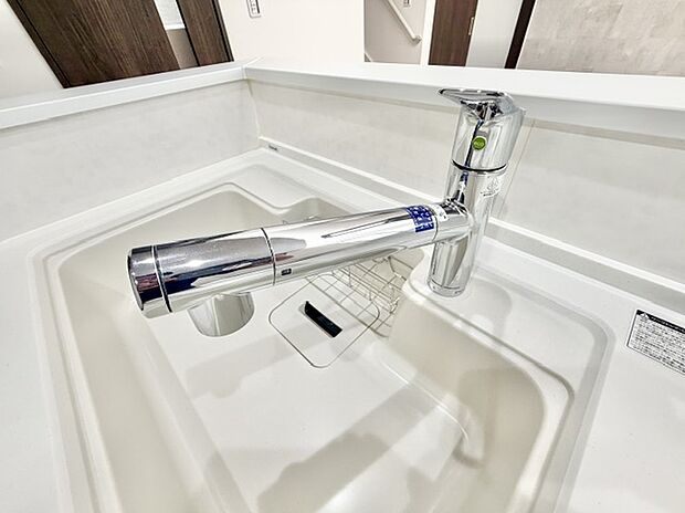 【浄水器一体型水栓】■浄水器一体型水栓■
水栓一体型浄水器は、浄水カートリッジが水栓に内蔵されているのが特徴で、また浄水器ごとホースを引き出せます。