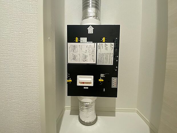 【空気清浄システム】外気を取り込んだら家中の空気を「トルネックス外気清浄器機」を使い、空気を壁の中で循環させて綺麗にします。