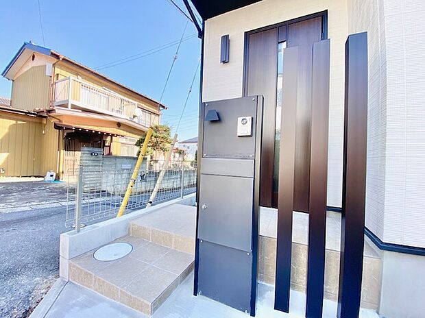 【宅配ボックス】不在時も安心して荷物を受け取れ、再配達の手間を省けます。