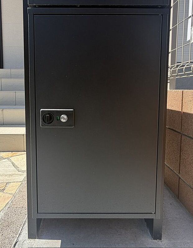 【宅配ボックス】不在時も安心して荷物を受け取れ、再配達の手間を省けます。